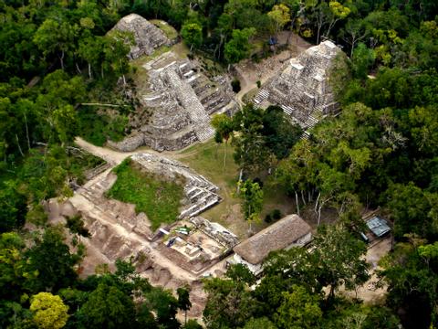 COMPLEJO ARQUEOLÓGICO CANCUÉN PETÉN GUATEMALA