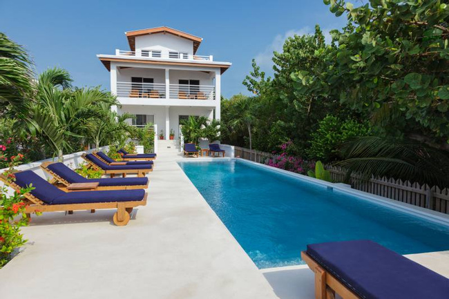 Weezie’s Caye Caulker Photo