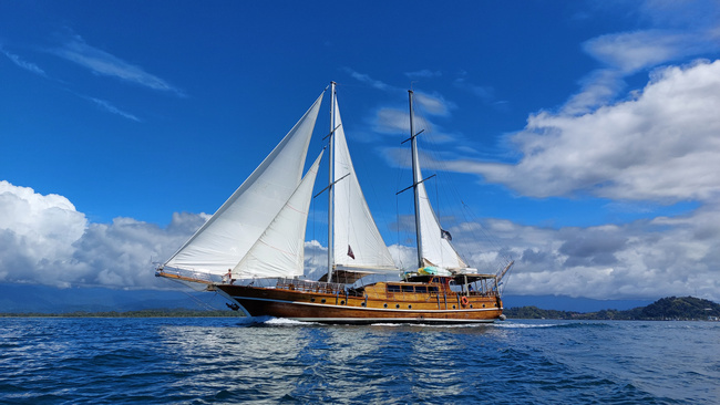 Brisa Elegante Luxury Sail Cruise Photo