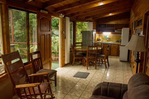 Cabañas y Jardines Los Pinos Costa Rica