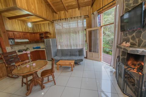 Cabañas y Jardines Los Pinos Costa Rica