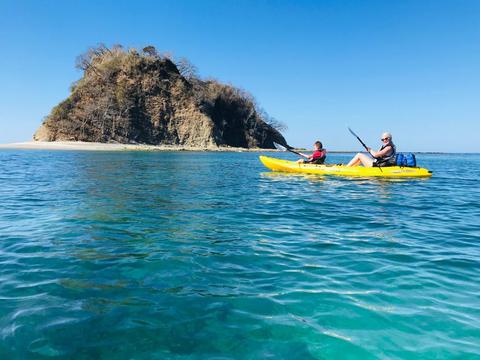 Kayak y Snorkel en el Océano en Isla Chora