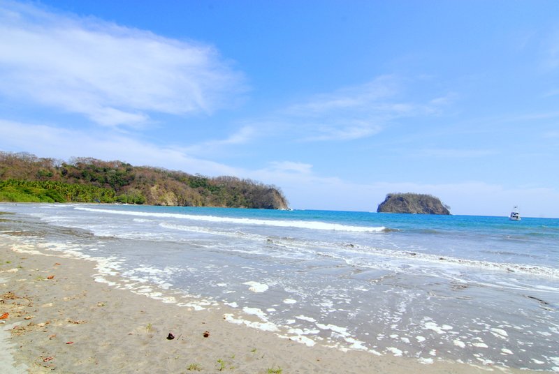 Gentle waves on Playa Sámara with Isla Chora offshore