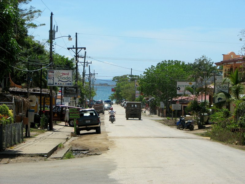 Sámara's main street running down to the beach