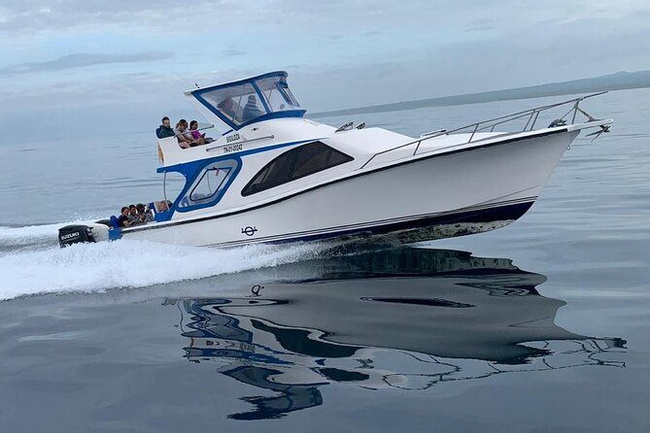 Traslado en barco entre islas desde Santa Cruz Photo