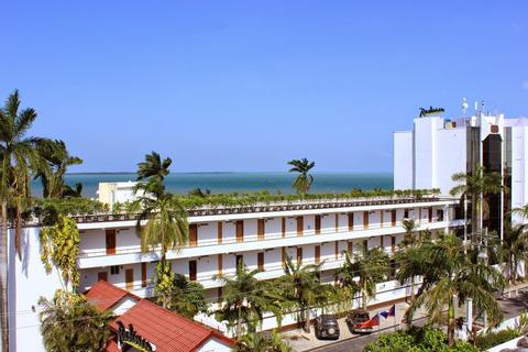 Radisson Fort George Hotel & Marina