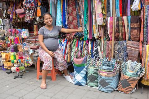 BARGAIN at LOCAL INDONESIAN MARKET (shopping in Ubud Bali) 