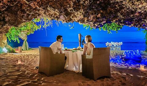 Romantic Cave Beach Dinner 