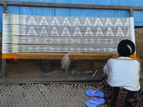 Threads of Life Introductory Textile Tour Indonesia