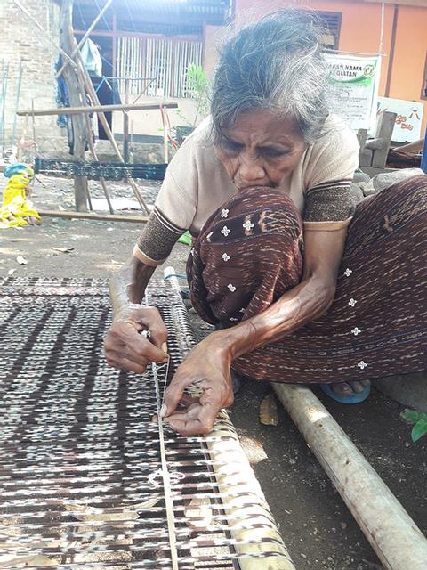 Threads of Life Introductory Textile Tour Indonesia