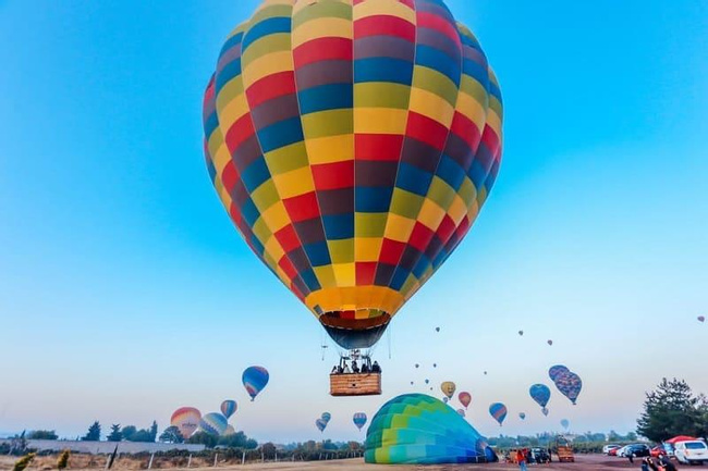 Balloons, Pyramids & Ancient Traditions in Teotihuacán Photo