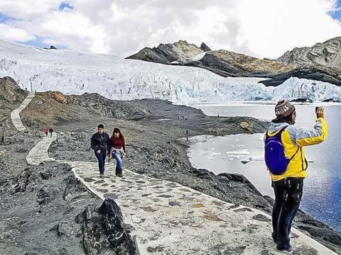 Trekking to Lagoon 69