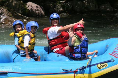 Tour de rafting clase I y II en el río Pejibaye Costa Rica