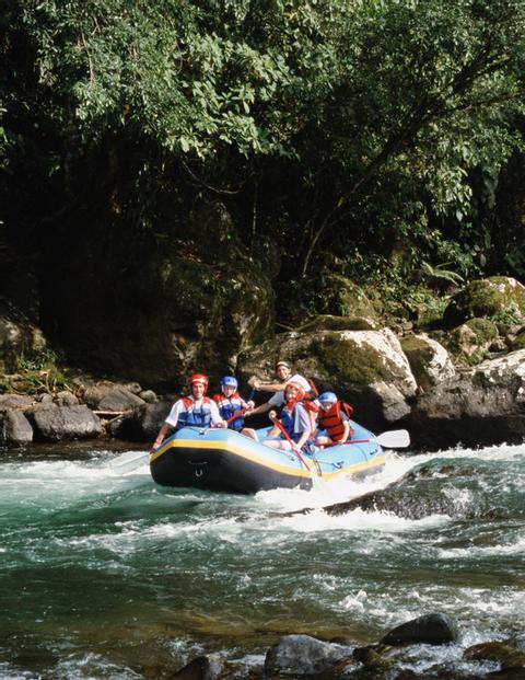Tour de rafting clase I y II en el río Pejibaye Costa Rica