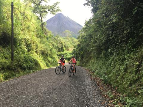 Del Lago Arenal al Castillo - Tour de medio día en Bicicleta