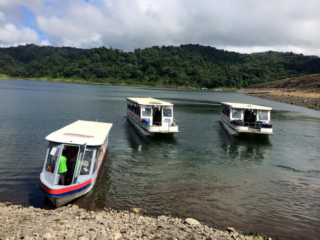 Taxi- Bote- Taxi Privado Arenal hacia Monteverde Photo