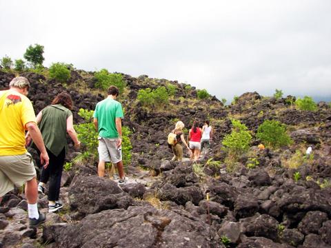 Caminata histórica al Volcán Arenal y aguas termales Baldi