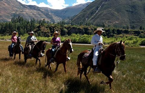 Cabalgata en Sacsayhuamán