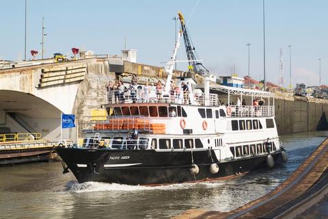 Tour Pacific Queen en el Canal de Panamá