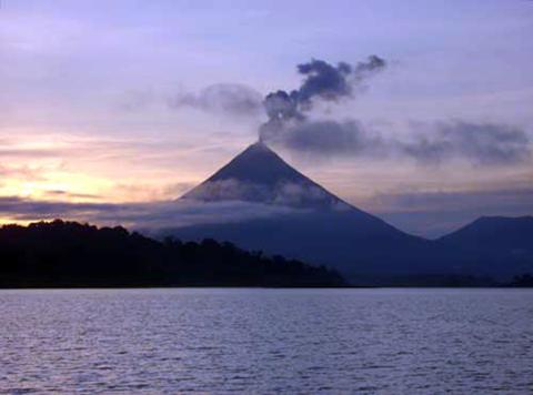 Crucero al tardecer en el Lago Arenal