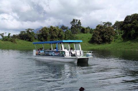 Crucero al tardecer en el Lago Arenal Costa Rica