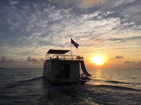 Tour en Casa Flotante al Atardecer