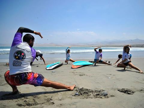 Clases de surf en Playa Makaha en Lima