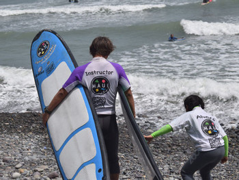 Surf Lessons at Makaha Beach in Lima photo 4