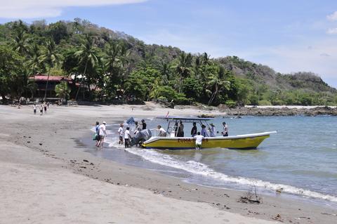 Transporte en barco de Montezuma hacia Jacó