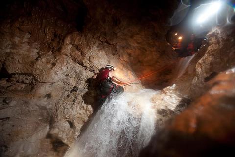 Expedición a la cueva de la cascada en Caves Branch