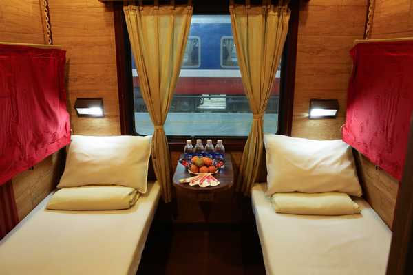 Night train Ha Noi - Lao Cai Night train Ha Noi - Lao Cai