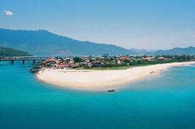 Hue Drive to Hoi An and Old Town Walking Tour