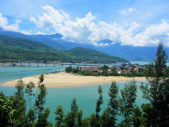 Drive from Hue to Hoi an with Golden hand bridge, Bana hill visit. photo 3